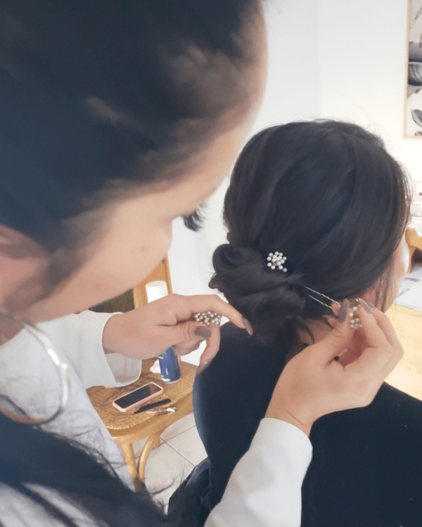 3 astuces pour un chignon sans frisottis